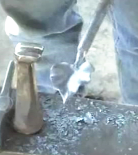 空气锤工作视频-安阳锻压小空气锤上锻造树叶视频