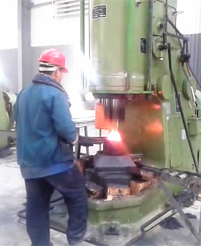 750KG air hammer forging video